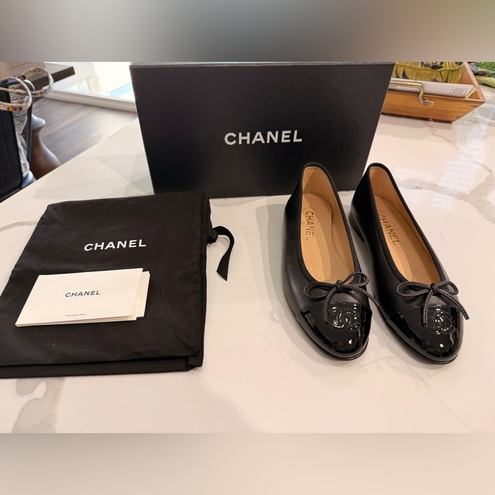 NWT Chanel - Ballerina in black Napa/patent leather, size 37 (US7). - Picture 4 of 7